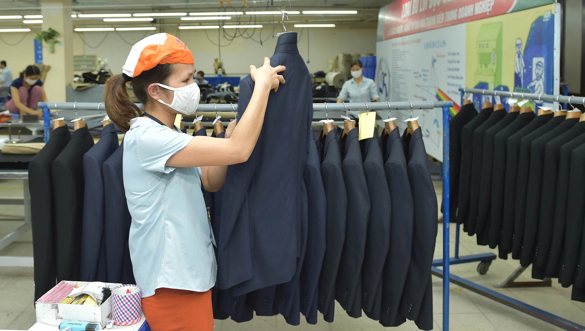 Ngành dệt may Việt Nam ' oằn mình ' trước cú sốc giá dầu và cước container 2026 - Ảnh 1.