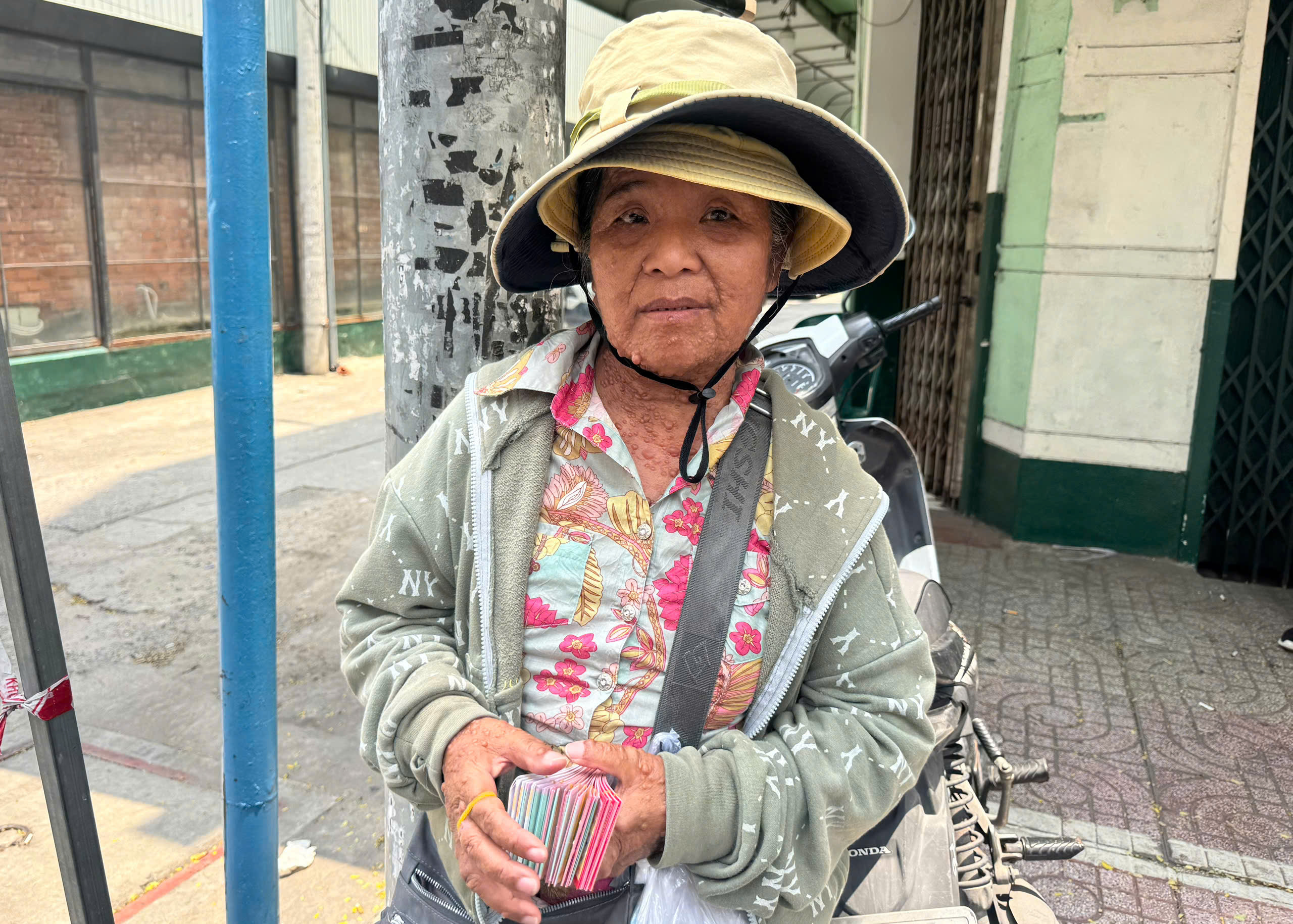 Vòng xoáy vé số 'mua đứt bán đoạn': Đi bộ gần 30 km bán 200 tờ vé- Ảnh 1. Vòng xoáy vé số 'mua đứt bán đoạn': Đi bộ gần 30 km bán 200 tờ vé- Ảnh 1.