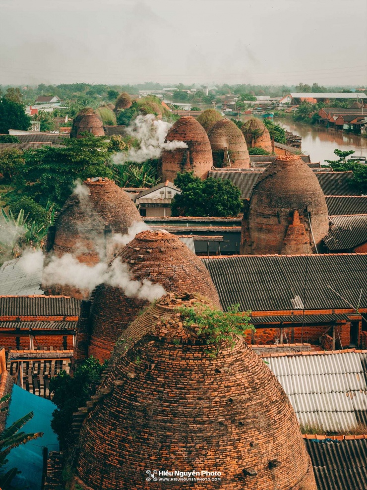 Di sản đương đại Mang Thít: Đánh thức “Vương quốc đỏ” bên dòng Cổ Chiên 1 Du lịch Vĩnh Long. Độc đáo với những lò gốm Mang Thít. (Ảnh: Hiếu Nguyễn)