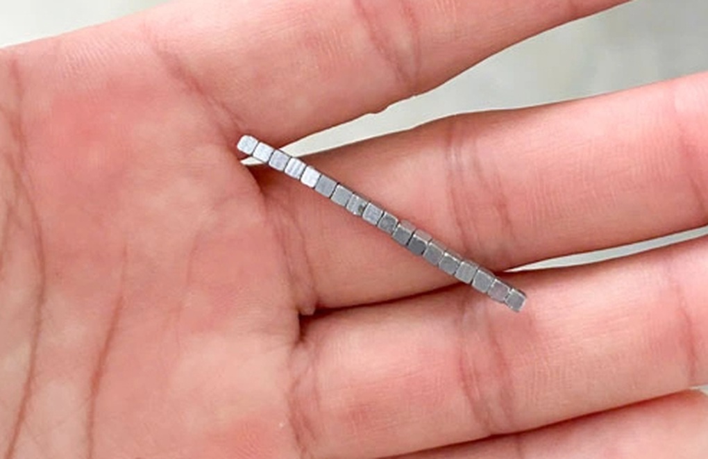 Dị vật nam châm xếp hàng dài, gây thủng ruột bé trai 5 tuổi - 1
