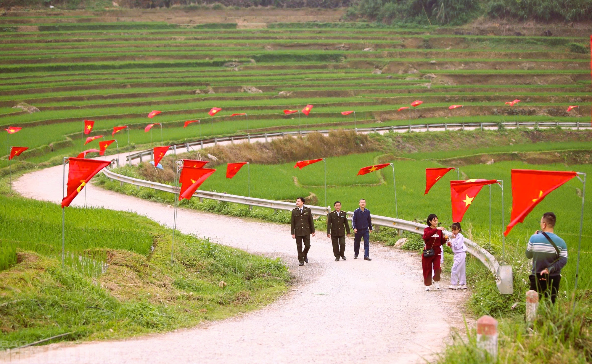 Điểm du lịch nổi tiếng ở Thanh Hóa rực rỡ cờ Tổ quốc trước ngày bầu cử - Ảnh 1.