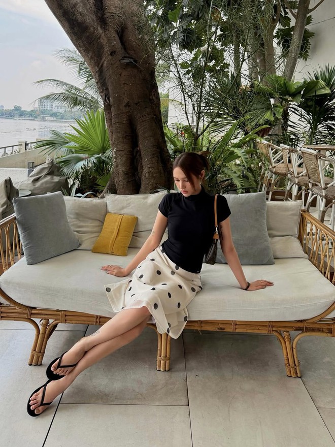 Điểm nhấn nhẹ nhàng từ họa tiết chấm bi duyên dáng- Ảnh 1.