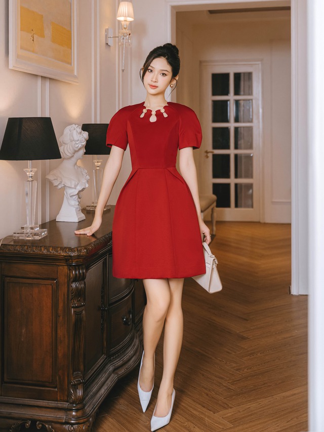 Điểm nhấn với trang phục khoét cổ ngực tinh tế, cuốn hút- Ảnh 1.