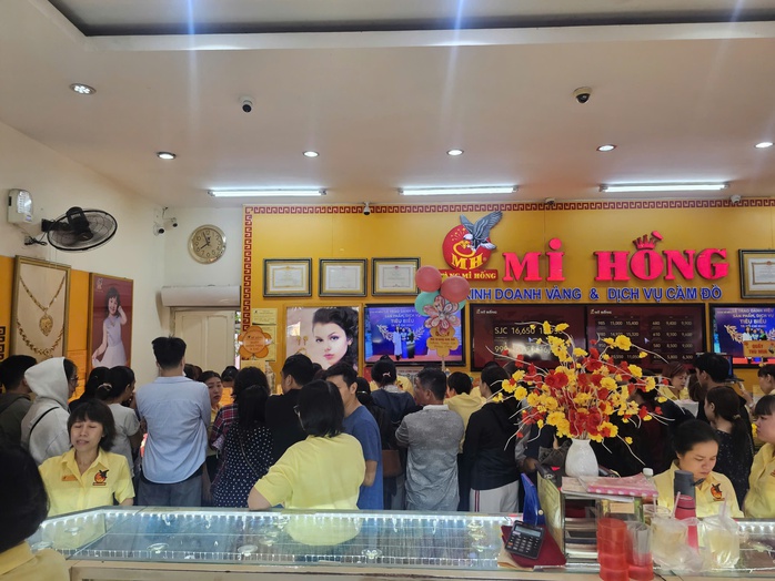 Giá vàng miếng SJC giảm mạnh , người mua có thể lỗ tới 25 triệu đồng / lượng - Ảnh 1.