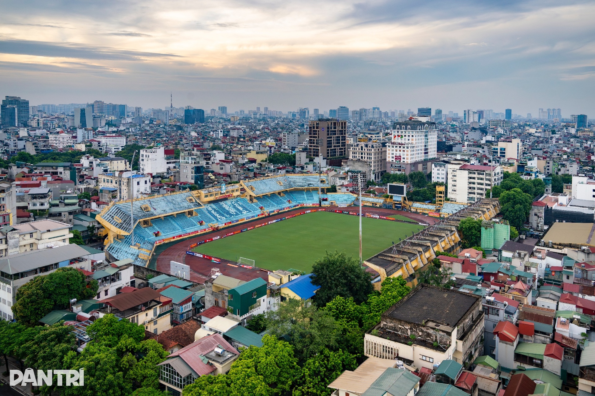 Diện mạo sân bóng gần 70 năm tuổi trước màn tái xuất của tuyển Việt Nam - 1