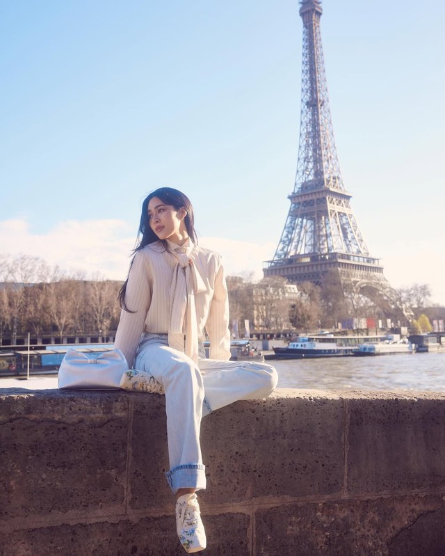 Diện trang phục kẻ sọc dọc, nàng dễ dàng 'ăn gian' chiều cao đầy tinh tế- Ảnh 1.