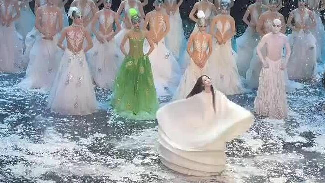 Diễn viên Phạm Cảnh Nguyệt trong phần chào kết vở 'Khổng tước'