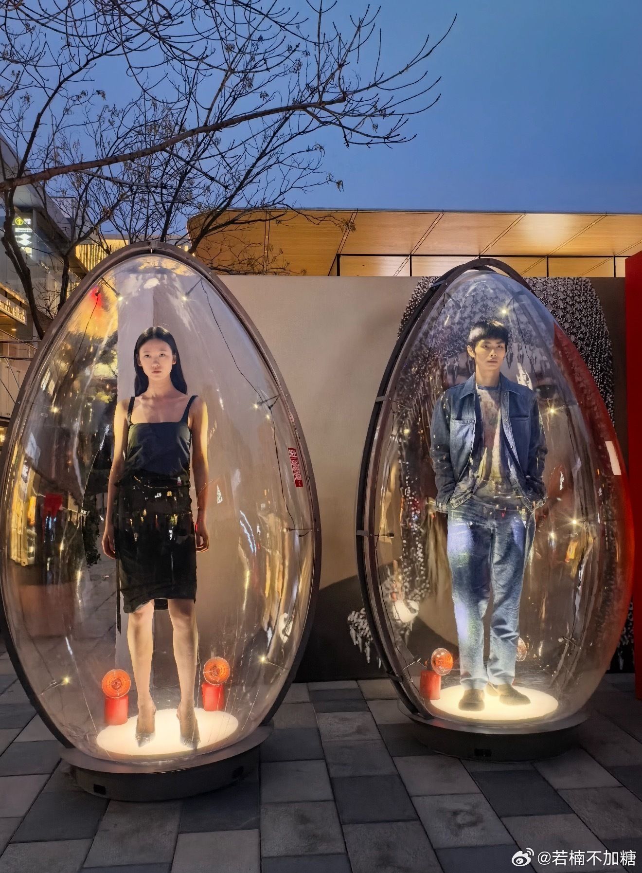 Tranh cãi: Diesel nhốt người mẫu Trung Quốc trong lồng kính giữa trời lạnh, nhiều người phán 