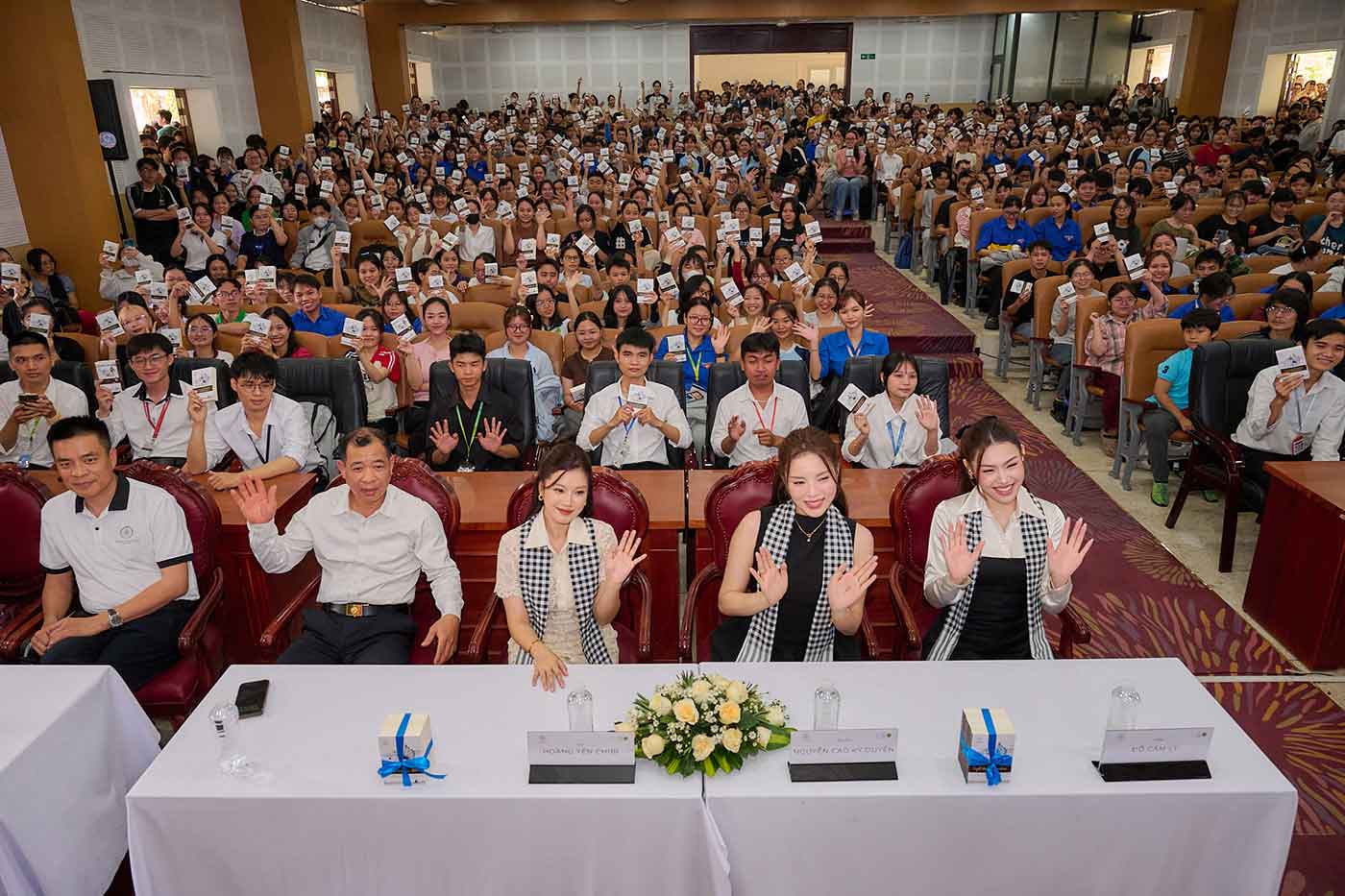 'Hành trình Từ Trái Tim' của Trung Nguyên Legend: Điều bất ngờ dành cho sinh viên TP.HCM - Ảnh 1.