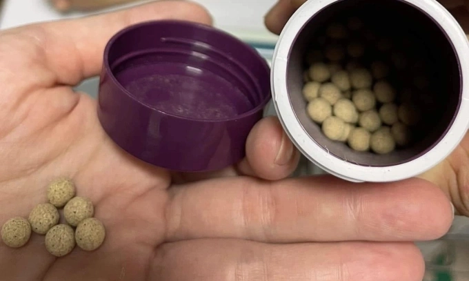 Viên thuốc nam người bệnh mua uống dẫn đến ngộ độc. Ảnh: Bệnh viện Đại học Y Hà Nội cung cấp