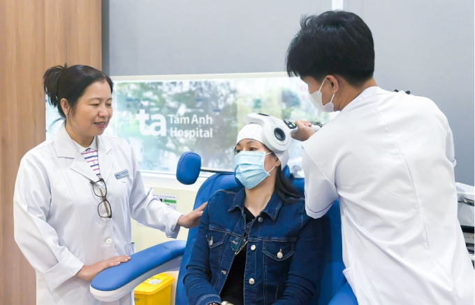Người bị rối loạn giấc ngủ có thể điều trị phương pháp kích thích từ trường xuyên sọ. Ảnh: Bệnh viện Đa khoa Tâm Anh