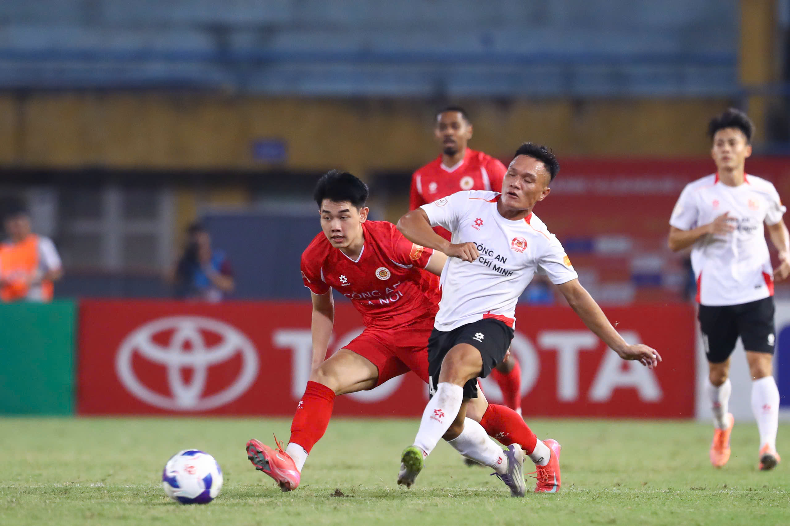 V-League quá khắc nghiệt với Đình Bắc? - Ảnh 2.