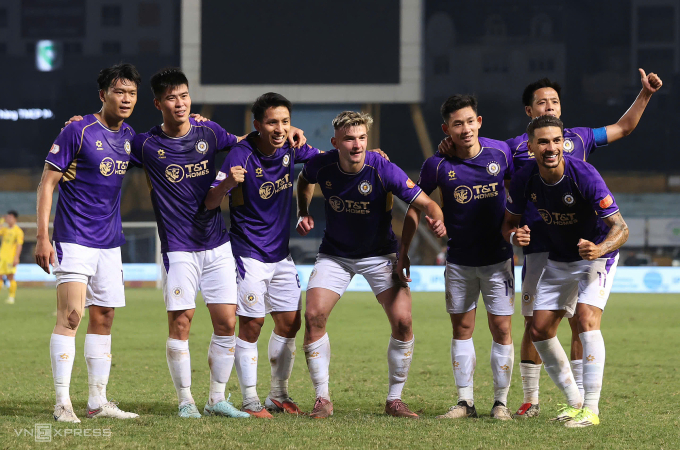Tiền vệ nhập tịch gốc Brazil Đỗ Hoàng Hên (phải) mừng bàn mở tỷ số của David Fisher (thứ tư từ phải sang) trong trận Hà Nội FC thắng SLNA 3-0 ở vòng 16 V-League 2025-2026, trên sân Hàng Đẫy ở Hà Nội ngày 13/3/2026. Ảnh: Hoàng Huynh