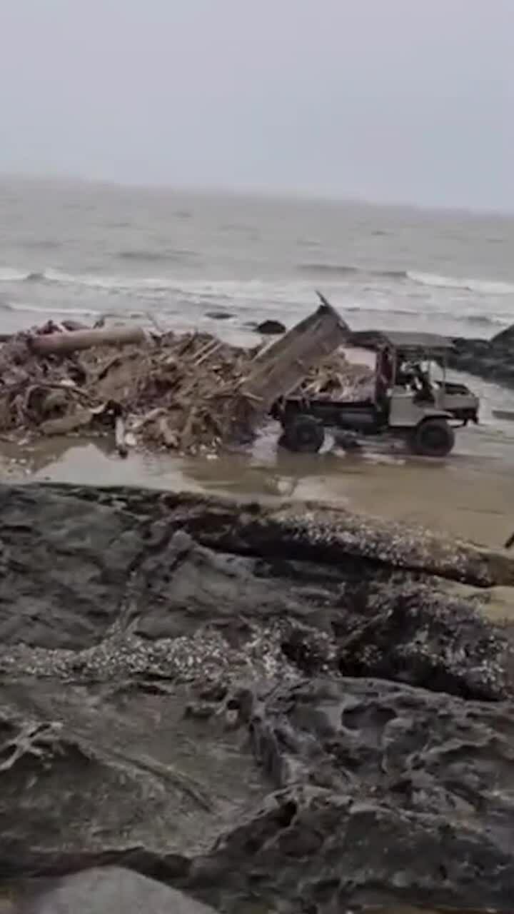 Dùng ôtô đổ trộm hàng chục tấn rác xuống biển Hải Tiến