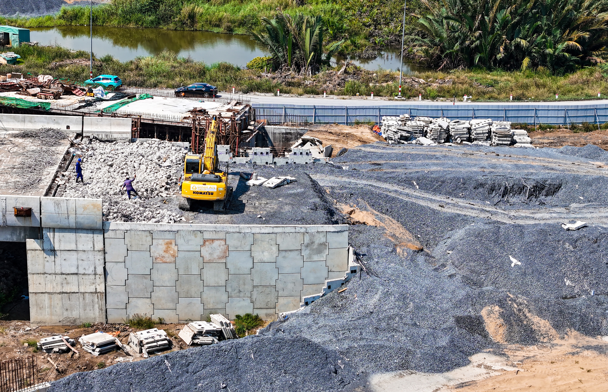 Dỡ tường chắn nhánh cầu ở vành đai 3 thi công lại: UBND TP.HCM yêu cầu báo kết quả xử lý trước 12-3 - Ảnh 1.