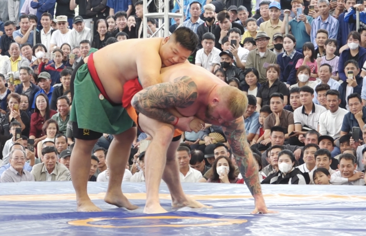 Đô vật Việt Nam tung đòn cổ truyền, hạ gục võ sĩ Nga ở hội làng- Ảnh 1.