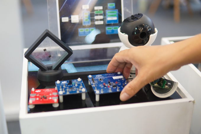 Linh kiện điện tử của một hãng Việt Nam được trưng bày tại triển lãm bán dẫn SEMIEXPO Vietnam 2025, tháng 11/2025. Ảnh: Lưu Quý