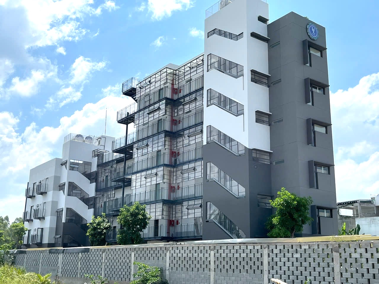 Doanh nghiệp chi hơn 26 tỉ đồng xây ký túc xá cho sinh viên luật - Ảnh 1.