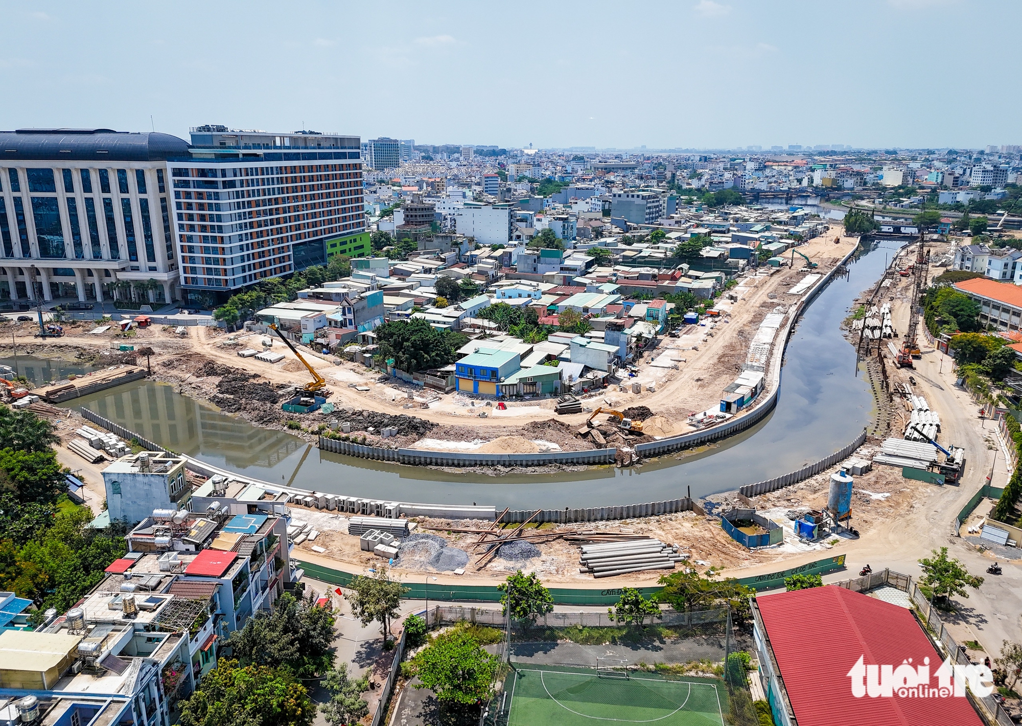 Dọc dự án rạch Xuyên Tâm: Nơi đang thi công nhộn nhịp, nơi um tùm cây cỏ - Ảnh 1.