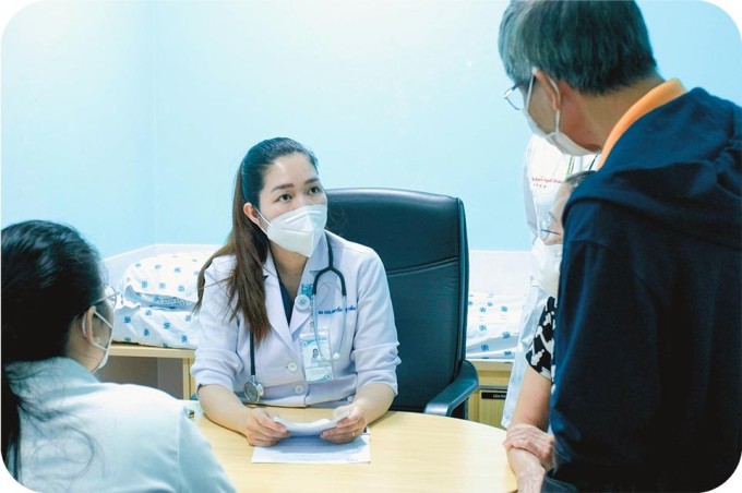 Bác sĩ Hương thăm khám cho bệnh nhân. Ảnh: Bệnh viện cung cấp