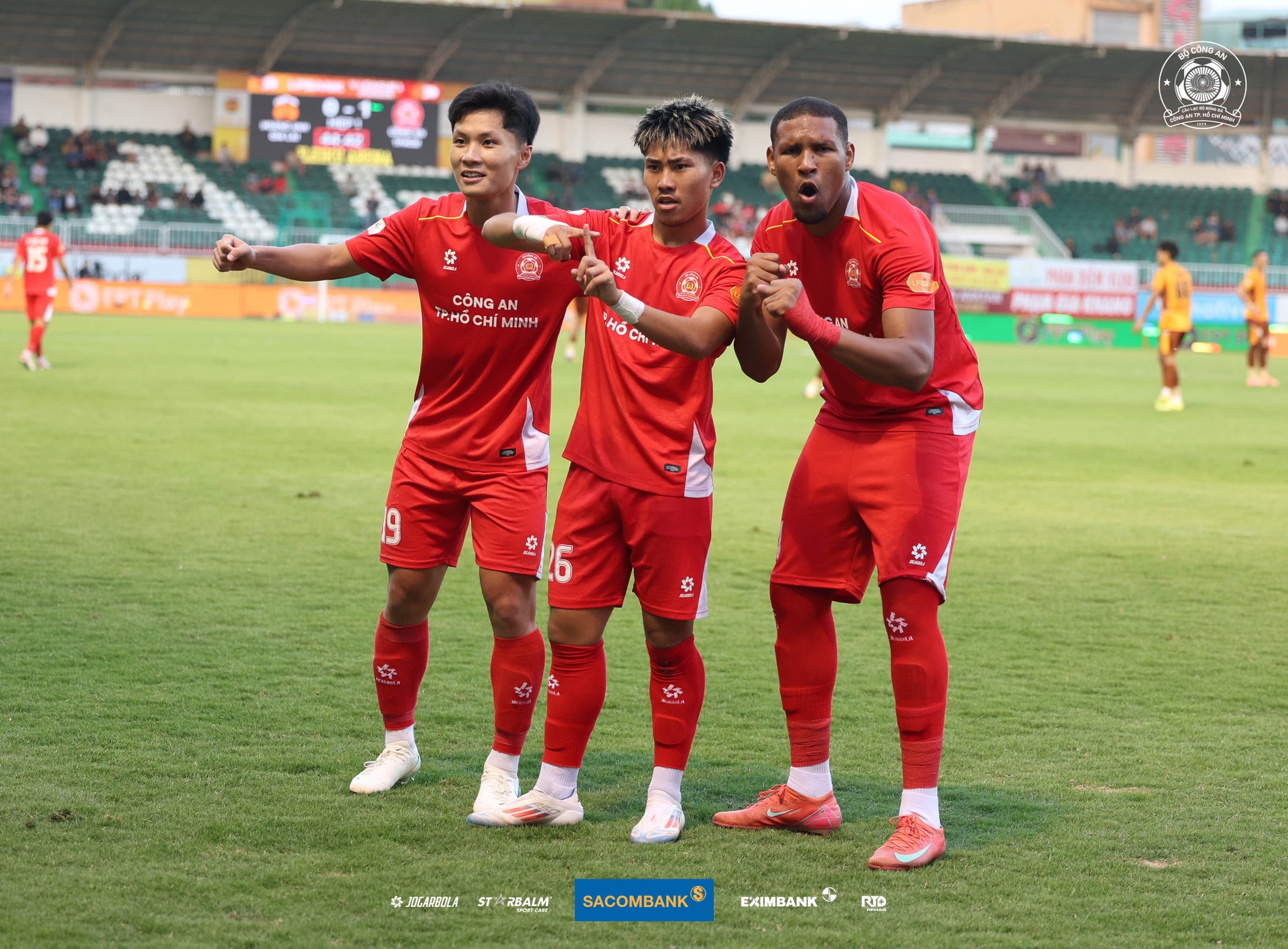 Bảng xếp hạng V-League mới nhất: Đội của HLV Huỳnh Đức ở vị trí khó tin, Đà Nẵng thoát đáy- Ảnh 1.