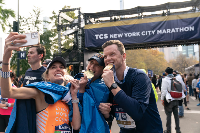 Người mẫu Christy Turlington và bạn bè chụp ảnh kỷ niệm cùng huy chương sau khi hoàn thành New York City Marathon 2021. Ảnh: Reuters