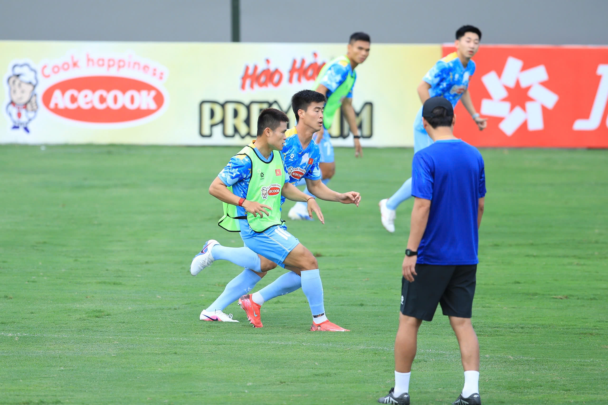 Đội tuyển Việt Nam đón thêm dàn sao Ninh Bình, Xuân Son vẫn phải tập riêng với bác sĩ- Ảnh 1.