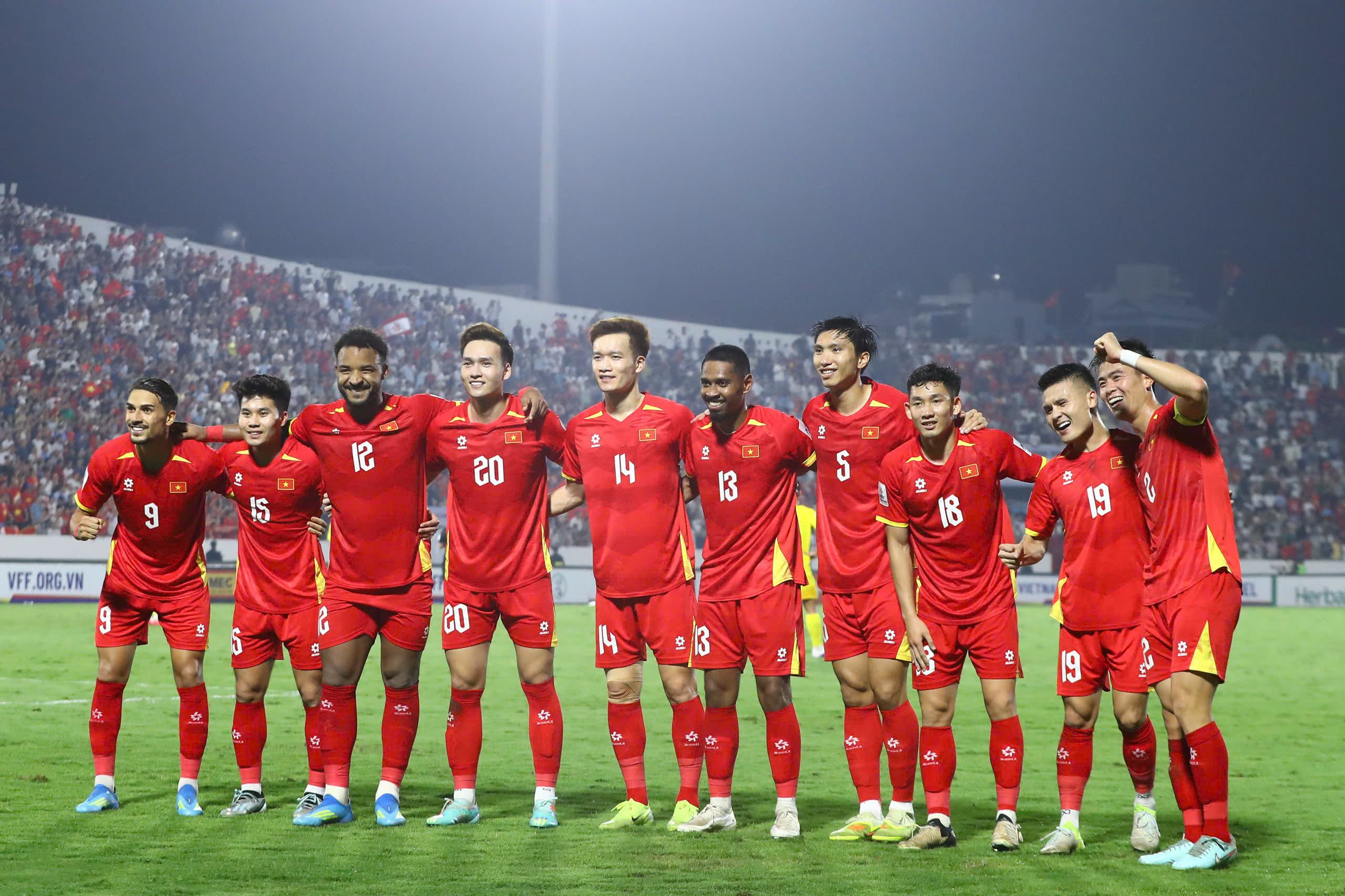 Nóng: Đội tuyển Việt Nam nhảy vọt lên vị trí 98 thế giới sau trận thắng đậm Malaysia- Ảnh 1. Nóng: Đội tuyển Việt Nam nhảy vọt lên vị trí 98 thế giới sau trận thắng đậm Malaysia- Ảnh 1.