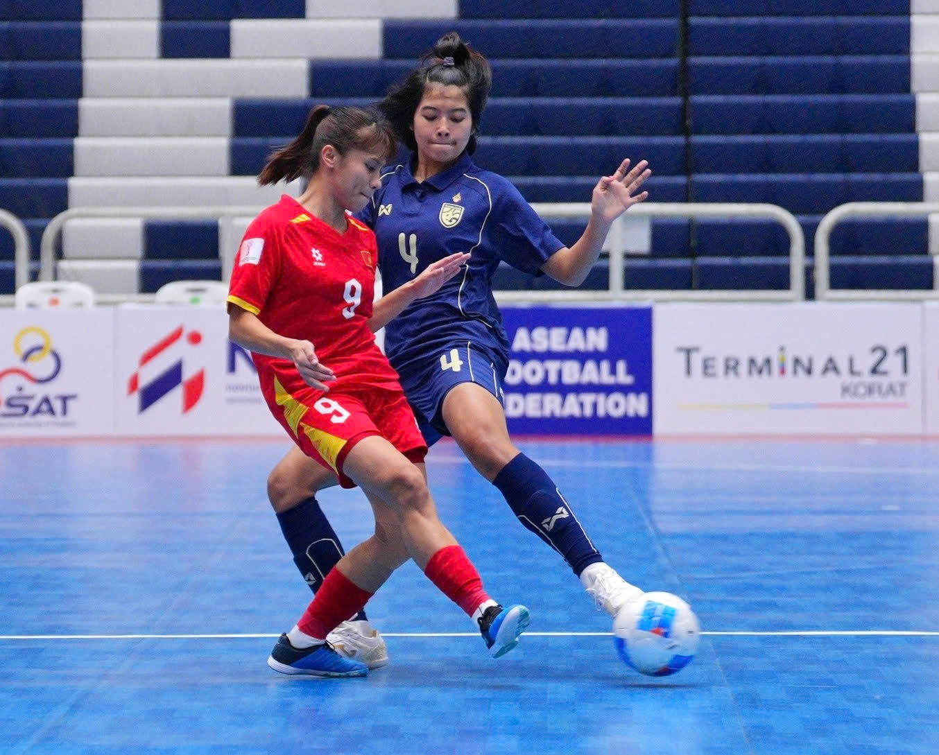 Đội tuyển futsal nữ Việt Nam thành cựu vô địch khu vực, tranh HCĐ với Indonesia ngày nào?- Ảnh 1. Đội tuyển futsal nữ Việt Nam thành cựu vô địch khu vực, tranh HCĐ với Indonesia ngày nào?- Ảnh 1.