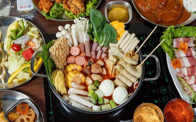 Đổi vị cơm với một số thực đơn lẩu ngon ngất ngây 1 Buffet Tteokbokki tại Dookki vẫn là lựa chọn ưa thích của rất nhiều bạn trẻ yêu ẩm thực Hàn Quốc.