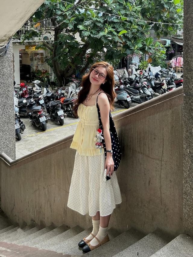 Đón nắng hè 2026 với áo kiểu màu vàng nữ tính thời thượng - Ảnh 1. Đón nắng hè 2026 với áo kiểu màu vàng nữ tính thời thượng - Ảnh 1.