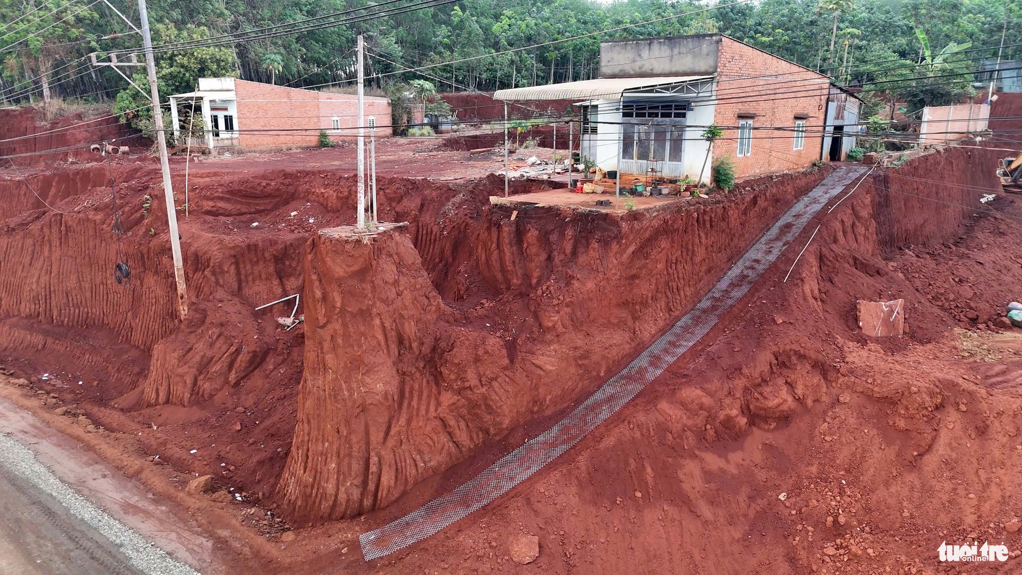Đồng Nai: Đề xuất tạm dừng thi công đoạn hạ cốt nền khiến nhà dân nằm cheo leo trên đồi 1 Đồng Nai: Đề xuất tạm dừng thi công đoạn hạ cốt nền khiến nhà dân nằm cheo leo trên đồi - Ảnh 1.
