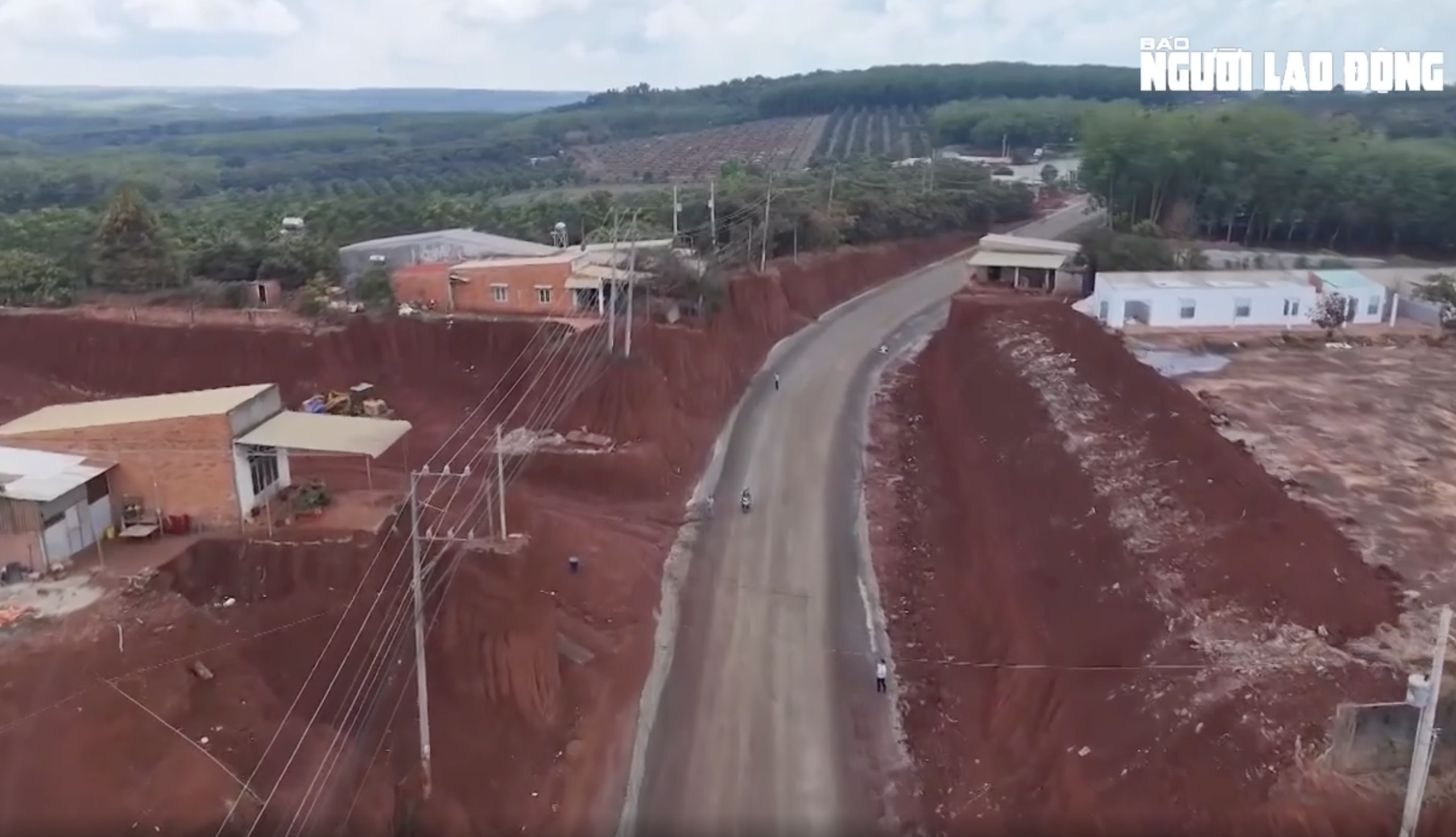 Đồng Nai yêu cầu chủ đầu tư xin lỗi dân vì nhà dân cheo leo bên mép vực - Ảnh 1.