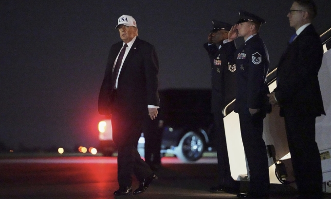 Tổng thống Donald Trump bước xuống chuyên cơ Air Force One tại sân bay quốc tế Palm Beach ở West Palm Beach, Florida, hôm 27/2. Ảnh: AP