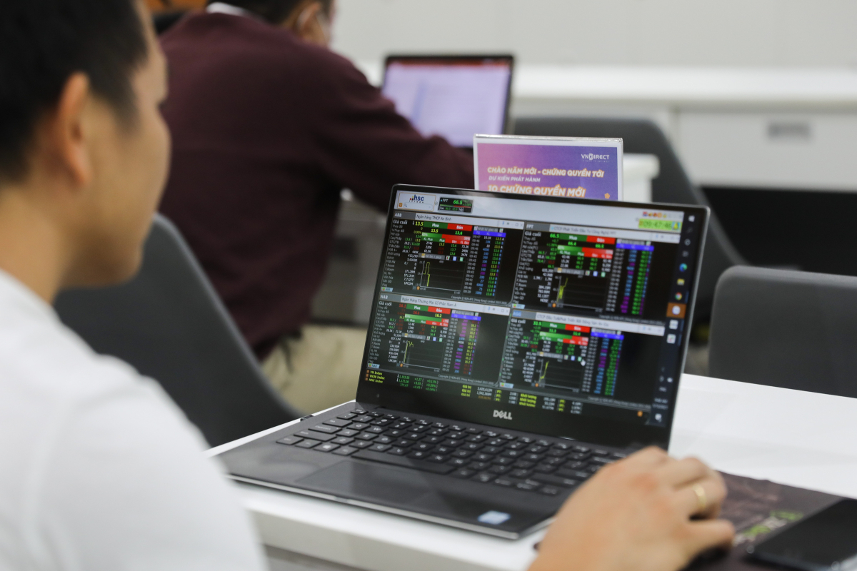 Dòng tiền rót vào chứng khoán cao nhất nửa năm 1 Dong tien rot vao chung khoan cao nhat nua nam