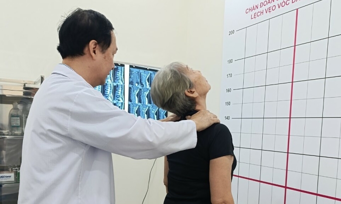 Bác sĩ Calvin Q. Trịnh, Giám đốc Đơn vị Phục hồi chức năng và hình thể HMR, đang điều trị cho bệnh nhân. Ảnh: Bác sĩ cung cấp