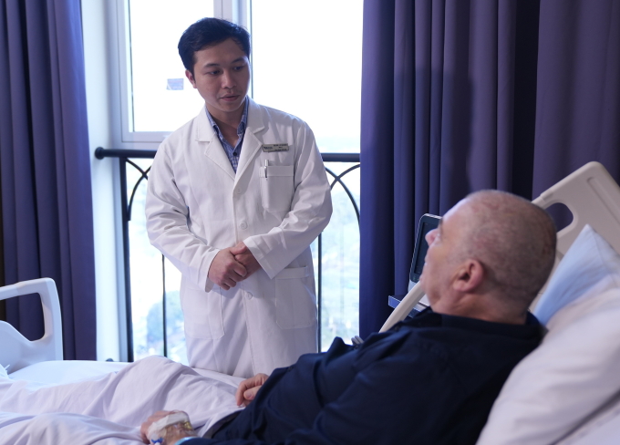 Bác sĩ Ngân hỏi thăm tình hình sức khỏe của bệnh nhân. Ảnh: Bệnh viện Đa khoa Tâm Anh