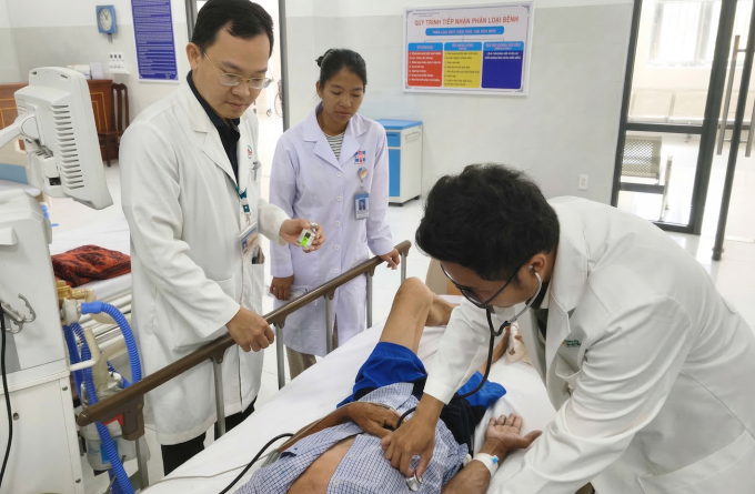 Nhóm bác sĩ luân phiên tại Trung tâm Y tế Quân dân y Đặc khu Côn Đảo theo dõi sát bệnh nhân trong quá trình truyền thuốc tiêu sợi huyết. Ảnh: Bác sĩ cung cấp