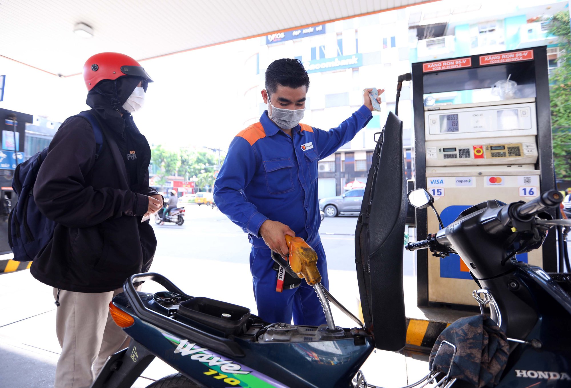 Dự báo giá xăng dầu ngày mai 5.3 tăng mạnh, có cần trích quỹ để bình ổn?- Ảnh 1. Dự báo giá xăng dầu ngày mai 5.3 tăng mạnh, có cần trích quỹ để bình ổn?- Ảnh 1.