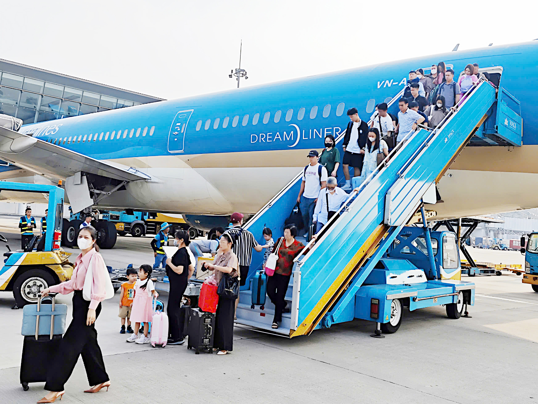 Đủ cách giảm áp lực giá vé máy bay - Ảnh 1. giá vé máy bay - Ảnh 1.