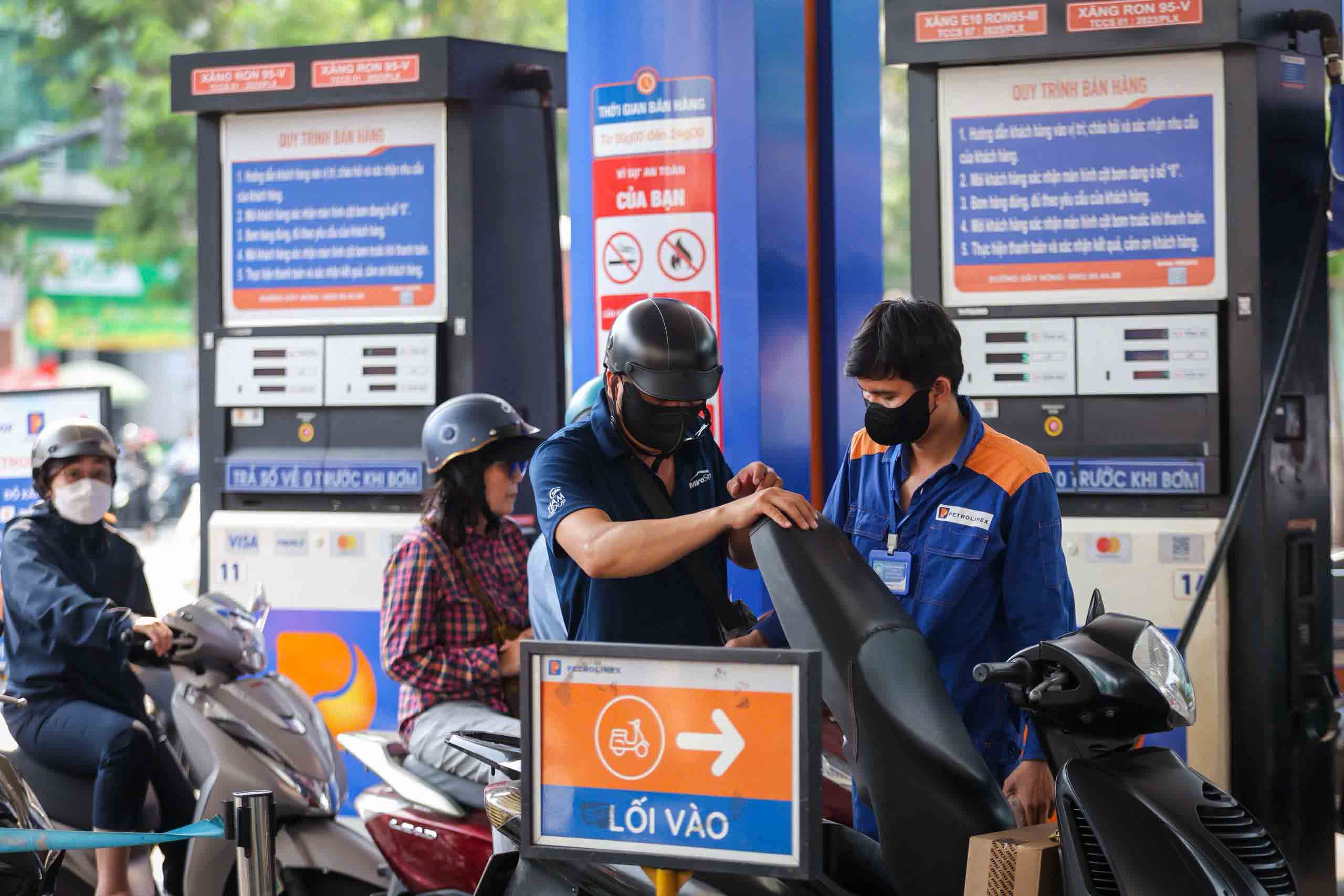 Dư địa giảm nhiệt giá xăng dầu- Ảnh 1.