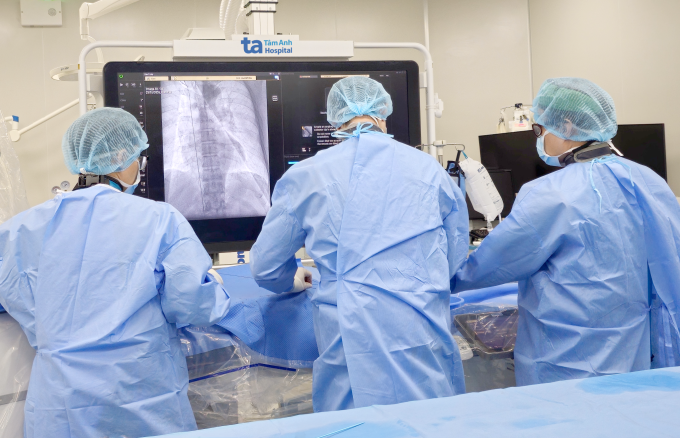 Bác sĩ nong bóng thuốc xử lý nhánh mạch vành tái hẹp cho bệnh nhân. Ảnh: Bệnh viện Đa khoa Tâm Anh