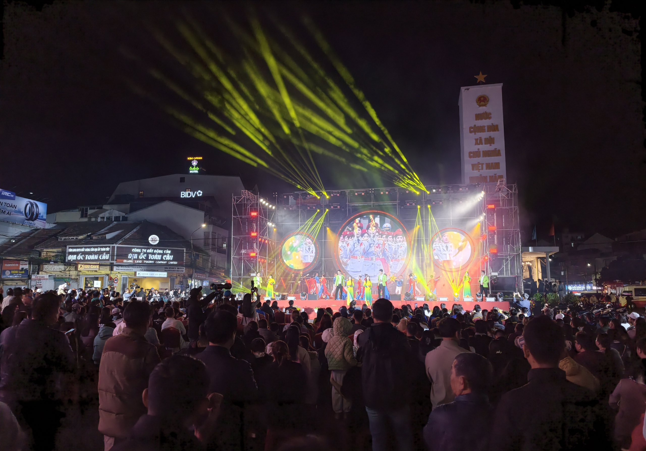 Du khách hào hứng với đêm nghệ thuật đặc biệt ở Đà Lạt - Ảnh 1.