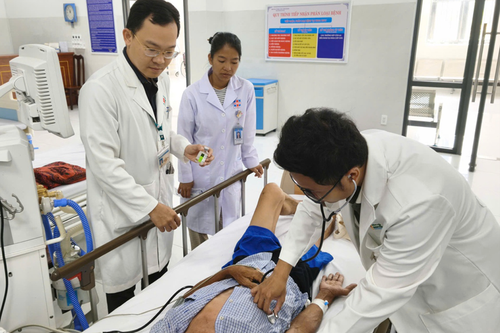 Du khách nguy kịch ở Côn Đảo vào bờ cấp cứu bằng chuyến bay 300 triệu đồng - 1