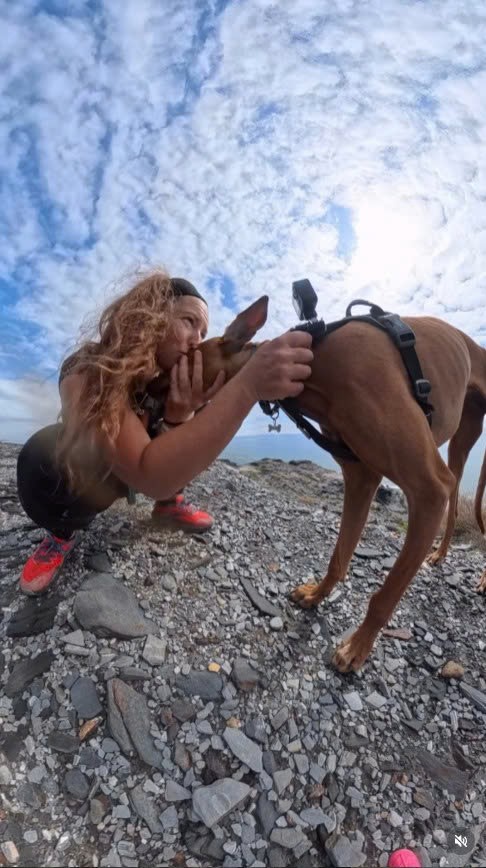 Cecilia Sopeña Espa và chú chó của mình. Ảnh chụp màn hình