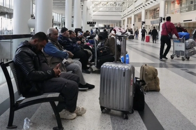 Du khách bị mắc kẹt tại sân bay Dubai. Ảnh: Global Nation