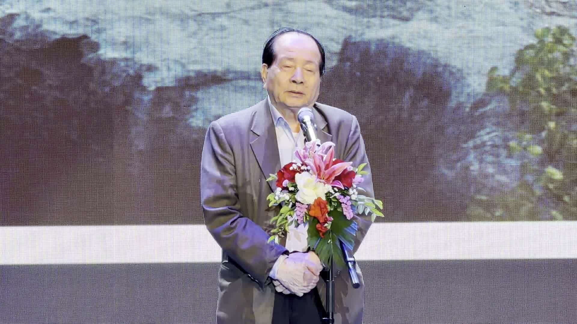 Nhà thơ Hữu Thỉnh đọc Thơ viết ở biển