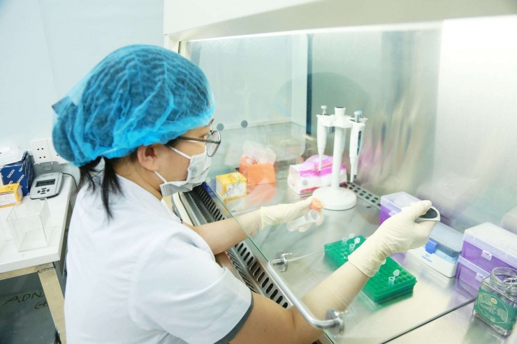 Đưa cháu đi xét nghiệm ADN vì lời xì xào của hàng xóm, bà nội bất ngờ khi nhận kết quả 1 Chị Hà đang thực hiện thao tác xét nghiệm. Ảnh: NVCC