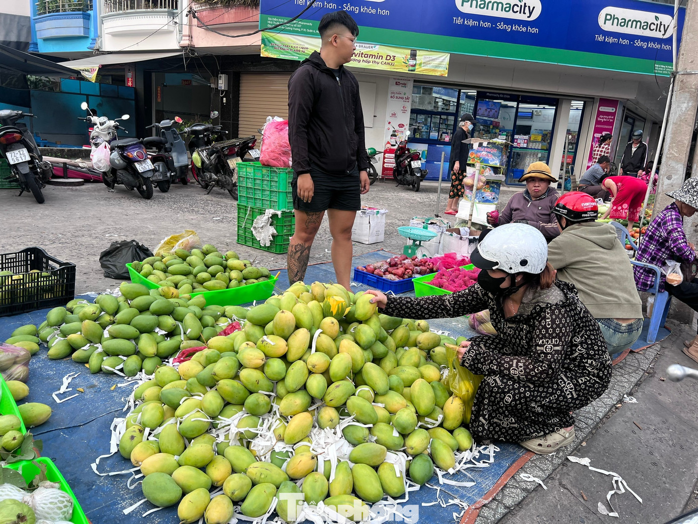 Dưa hấu, xoài vào mùa, giá rẻ bất ngờ- Ảnh 1.