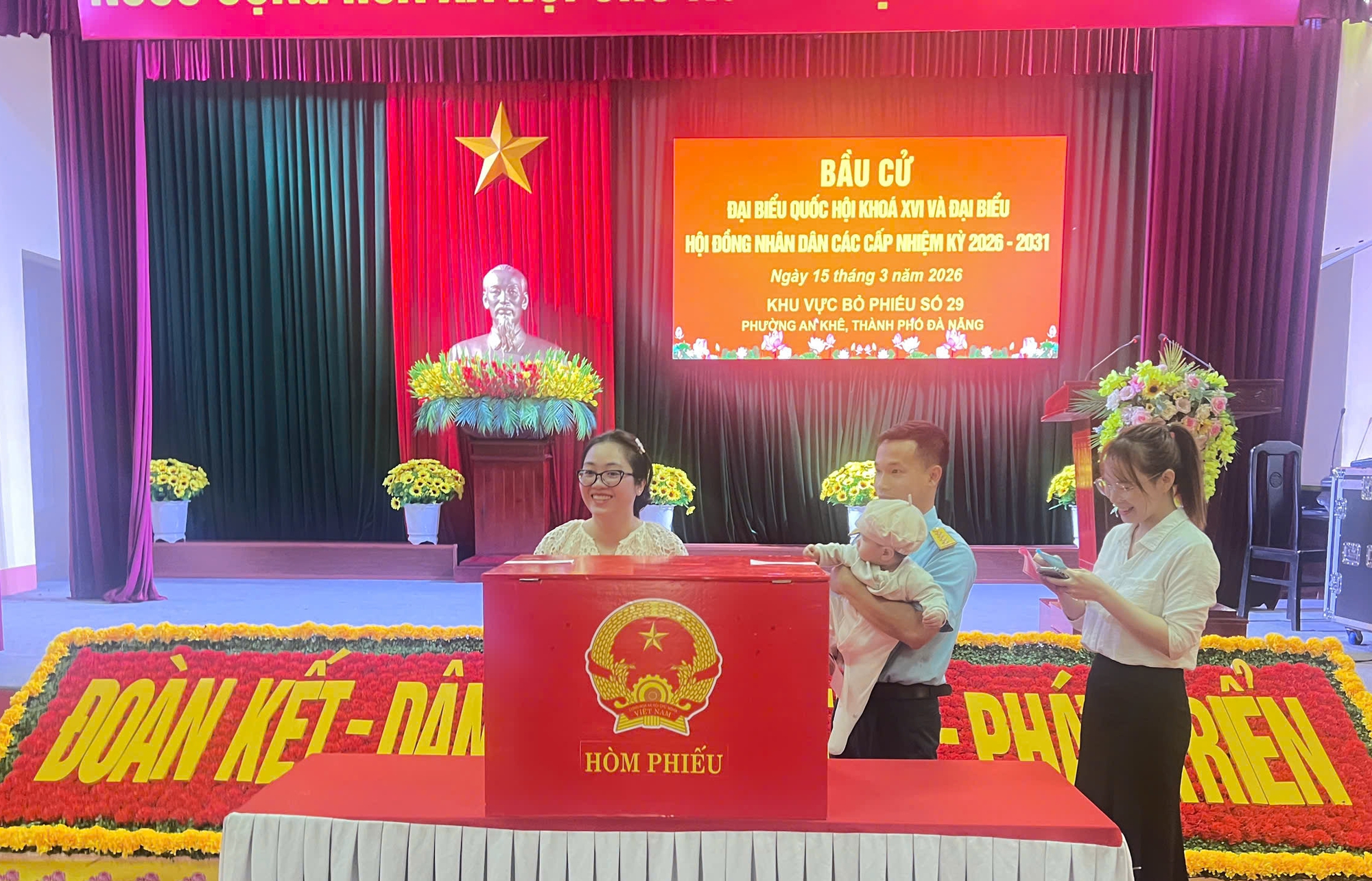 Đưa thùng phiếu bầu cử ra trận địa phòng không 2 bầu cử - Ảnh 2.